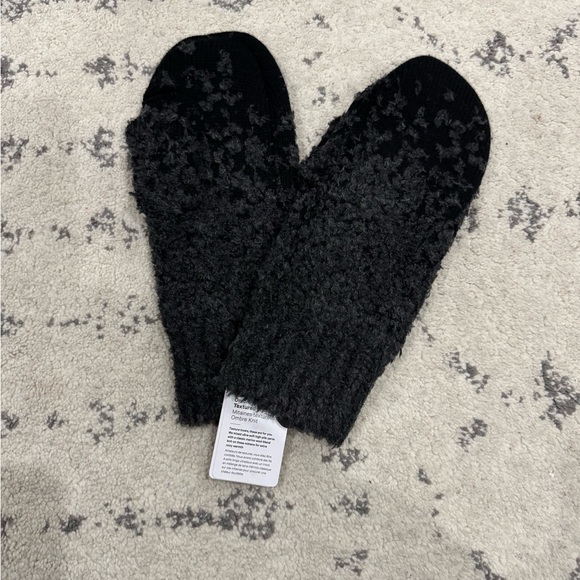 Lululemon Women's Ombre Knit Textured Mittens - Picture 5 of 5